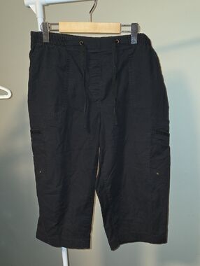 ALIA PETITES Black Cargo Capri Pants – Size 14P